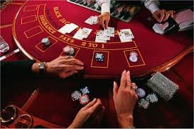 Antarmuka aplikasi mobile sio88 menampilkan meja blackjack live dan opsi slot